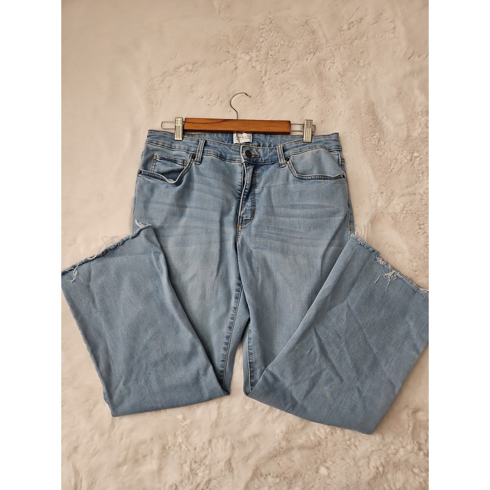 Crown & Ivy Motion Stretch Crop Flare Jeans Light Wash Raw Hem Size 12